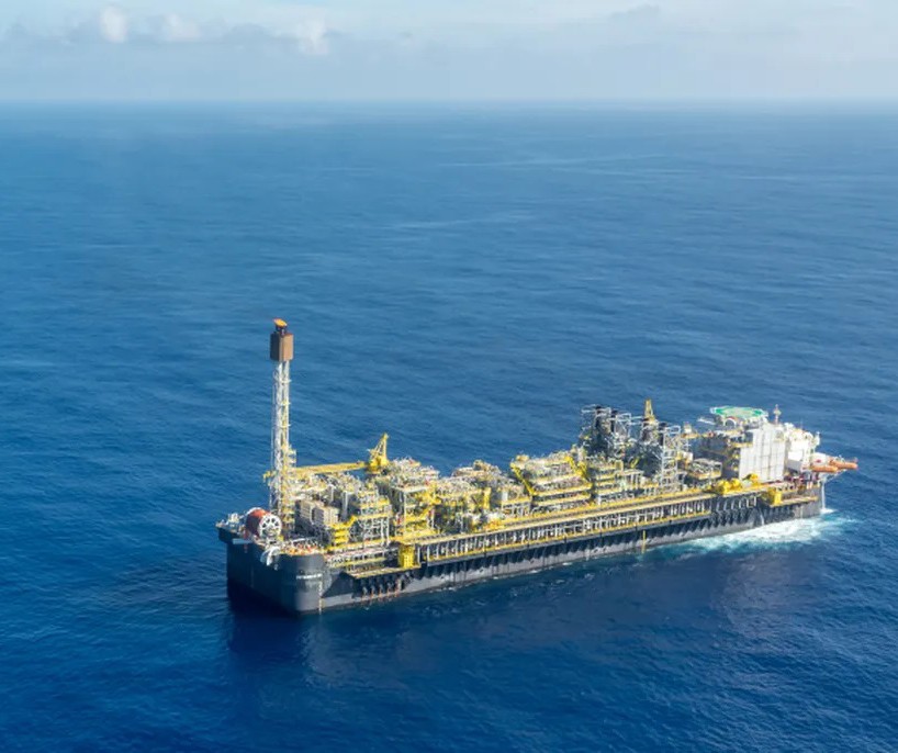 Petróleo sobe mais de 1% com expectativa por acordo comercial e queda de estoques nos EUA