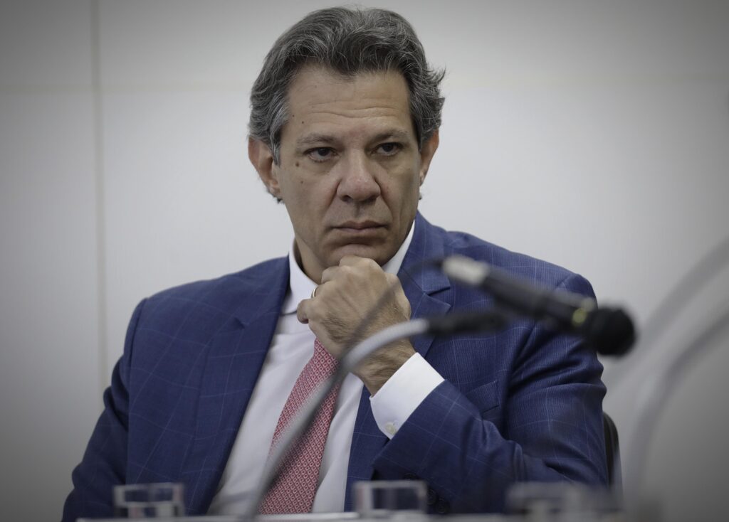 Haddad admite cenário de tarifaço no dia 1º e responsabiliza Bolsonaros por “sanção”