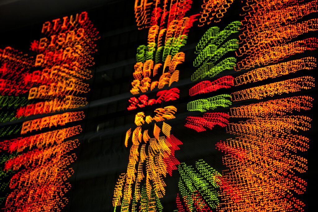 Dólar sobe até R$ 5,56 em meio a tensão comercial; juros futuros ensaiam alta e Ibovespa cai