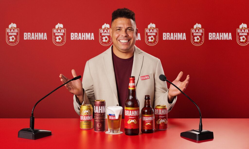 Com Ronaldo como “presidente”, Brahma liga consumo de cerveja a apoio a clubes de futebol