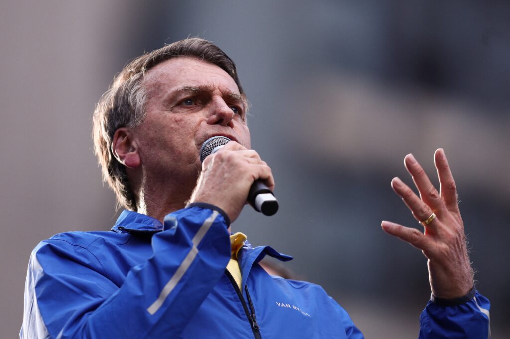 Ibovespa e dólar caem com exterior e ação da PF contra Bolsonaro no foco
