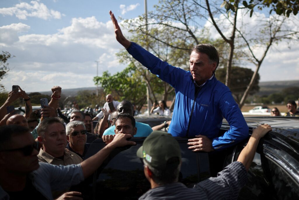Bolsonaro participa de motociata em Brasília e evita discurso