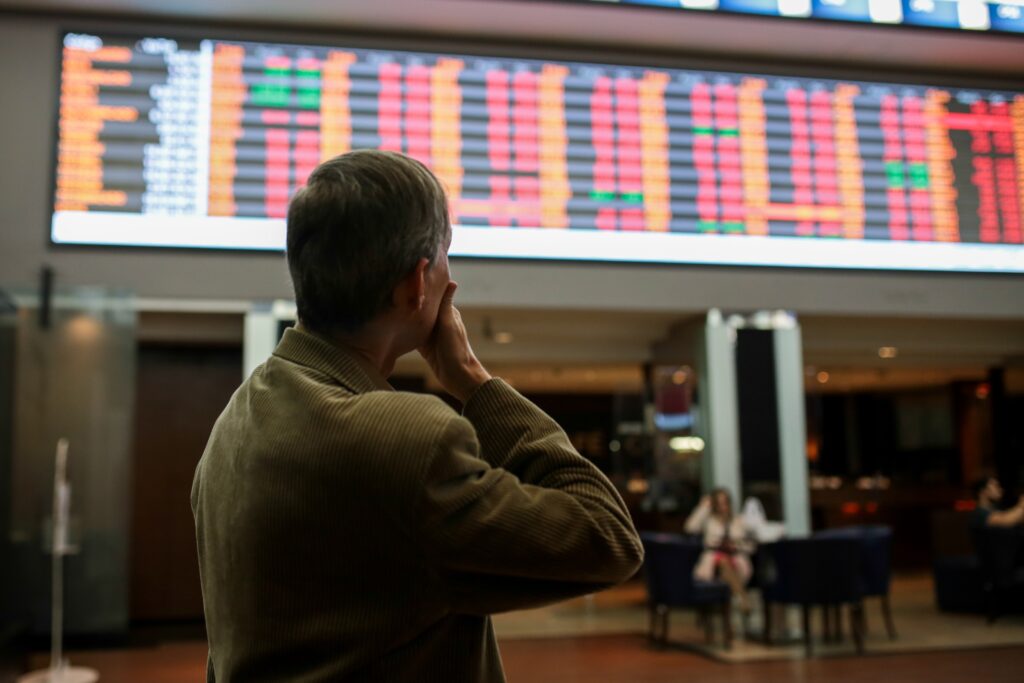 Ibovespa perde os 134 mil com perspectiva de acordo com EUA mais distante