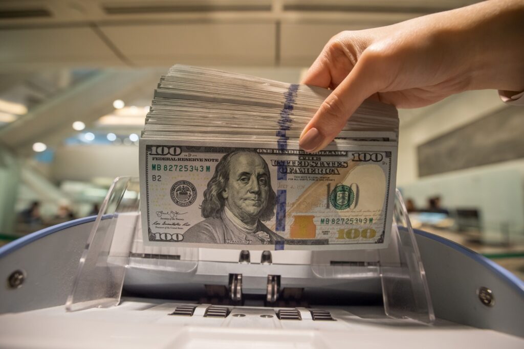 Dólar tem leve avanço em dia de alta volatilidade com Powell, sanção a Moraes e tarifas de Trump no radar
