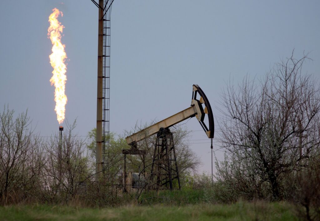 Petróleo tem leve queda apesar de sanções da UE à Rússia