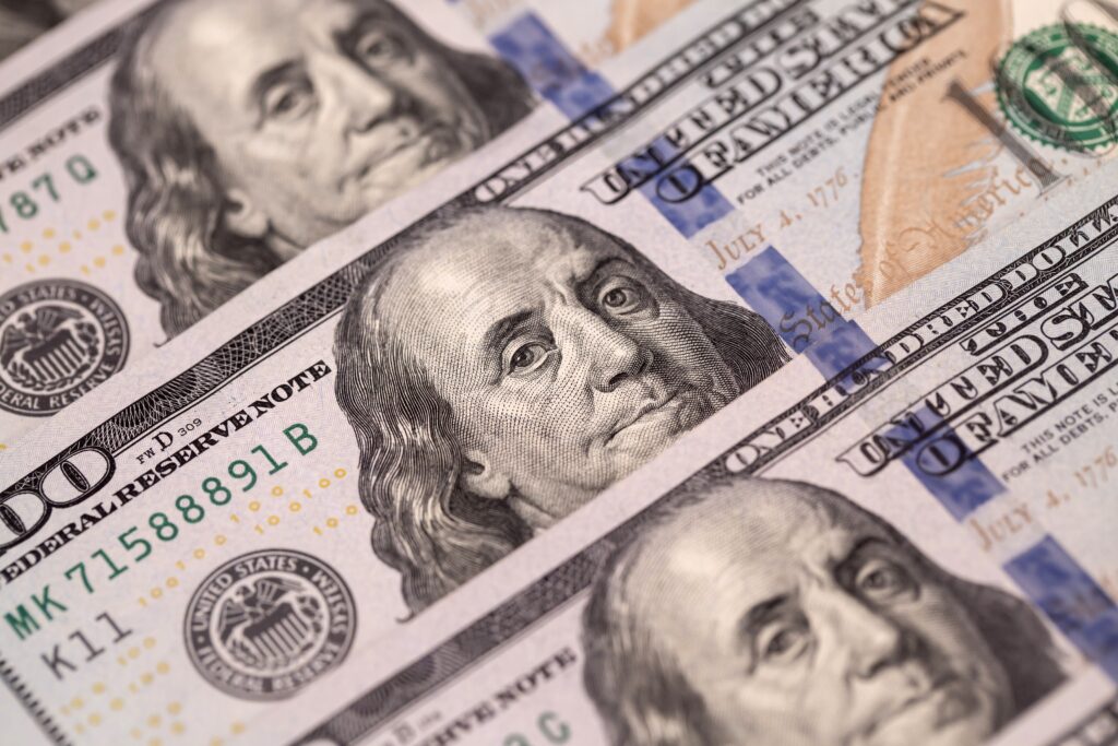 Dólar passa a cair e Ibovespa vira para o positivo com fala de Trump sobre Powell e atenção ao noticiário político local
