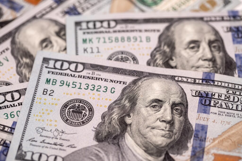 Dólar encerra em leve alta com  tensões entre Fed e Trump e preocupações com tarifas no radar