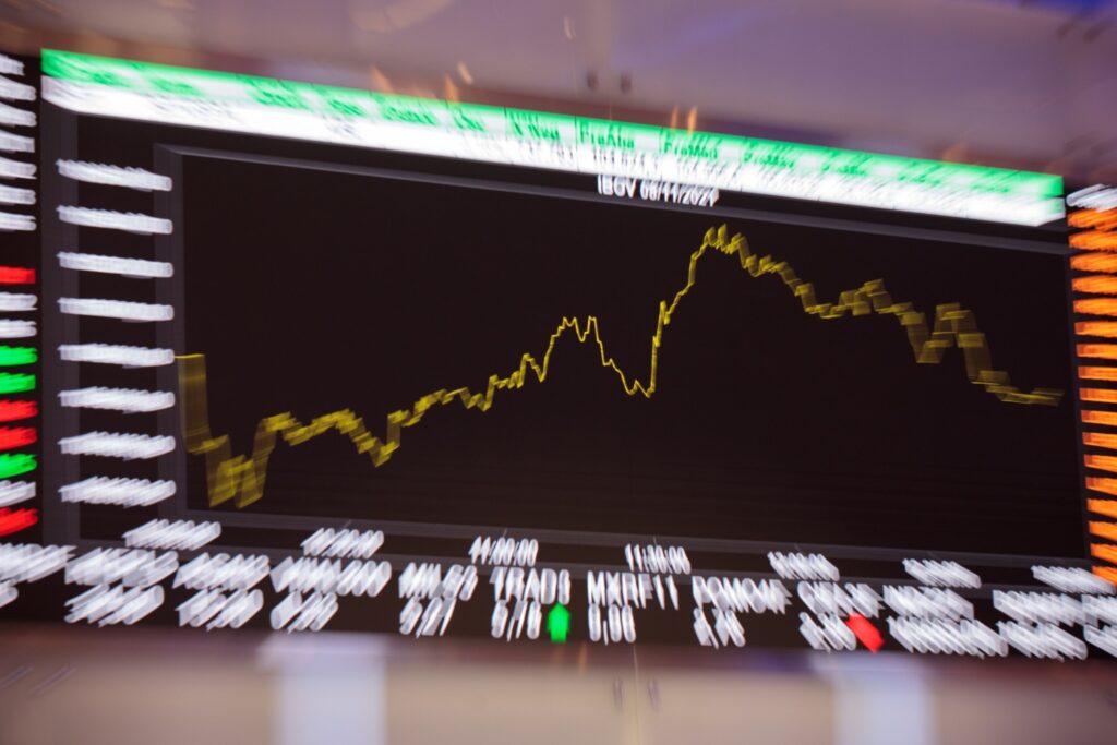 Ibovespa avança com maior otimismo com negociações entre EUA e Brasil; Embraer sobe quase 4%