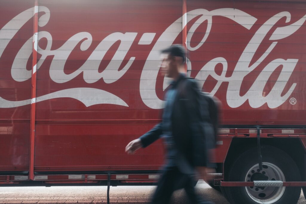 Coca-Cola é destaque entre concorrentes em meio à redução do consumo e regulação