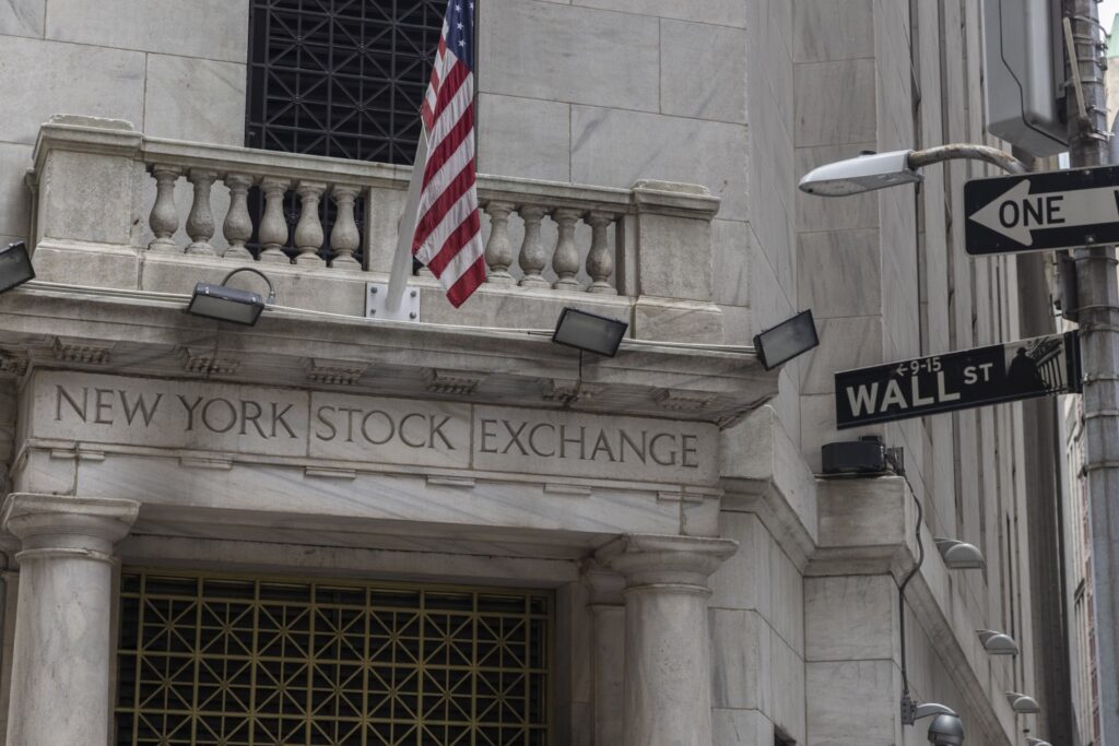 Bolsas de NY fecham sem direção única com falas de Powell e PIB acima do esperado
