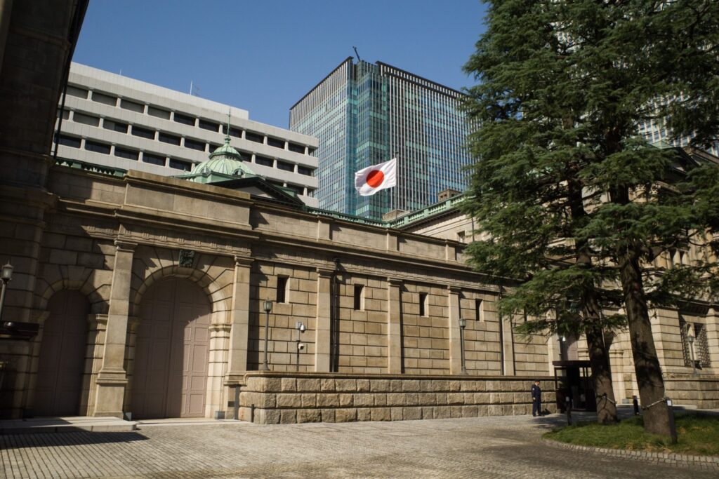 Japão: banco central mantém juros, mas eleva projeções de inflação