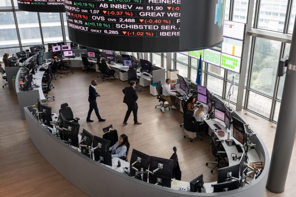 Bolsas da Europa recuam com balanços ruins e indicadores no radar