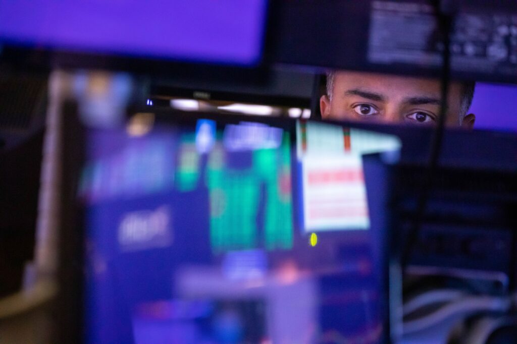 Dólar e taxas de Treasuries recuam com negociações comerciais e Fed no radar
