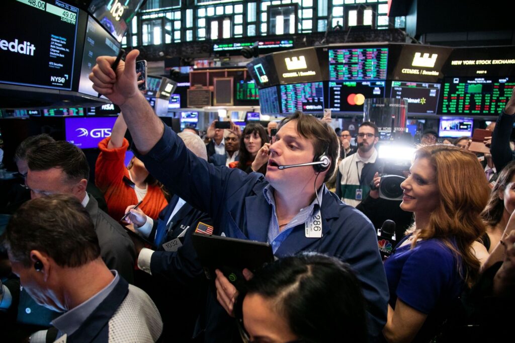 Bolsas de NY avançam após Trump negar demissão de Powell