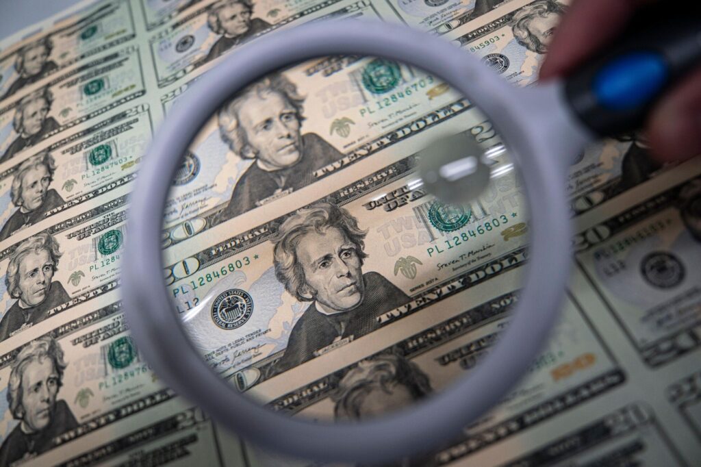 Dólar no exterior volta ao patamar acima dos 100 pontos após dados de inflação