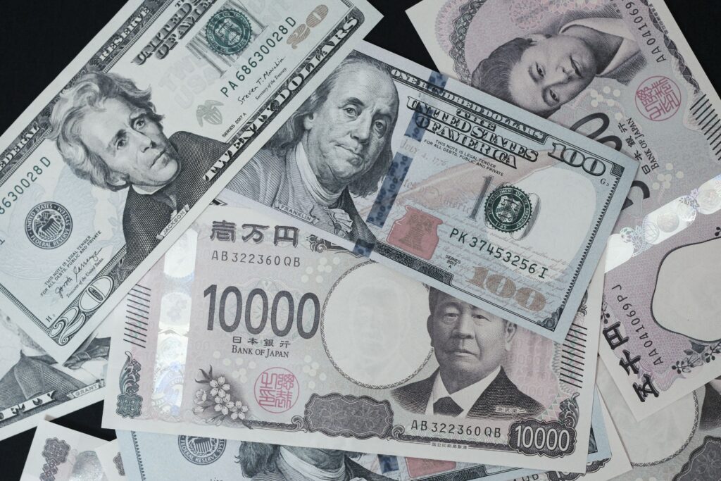 Dólar fica perto da estabilidade mesmo com incerteza sobre tarifas dos EUA