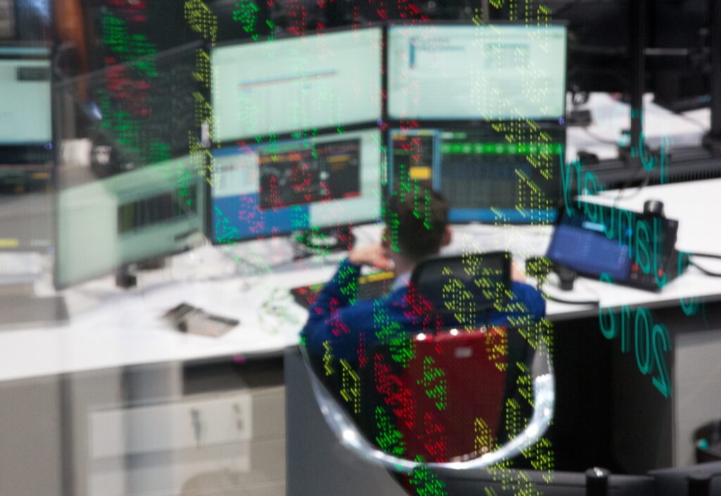 Ibovespa fecha em alta e dólar cai em dia de alívio após estresse com tensão comercial