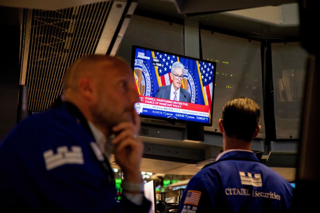 Ibovespa vira e passa a subir com isenções de tarifas para aviação, celulose, alimentos e minerais; Dólar reduz alta