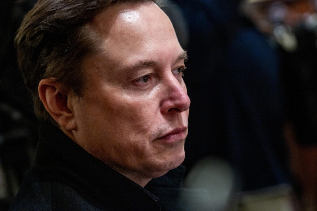 Cortes dos EUA no apoio às montadoras de veículos elétricos podem levar a trimestres difíceis, diz Musk