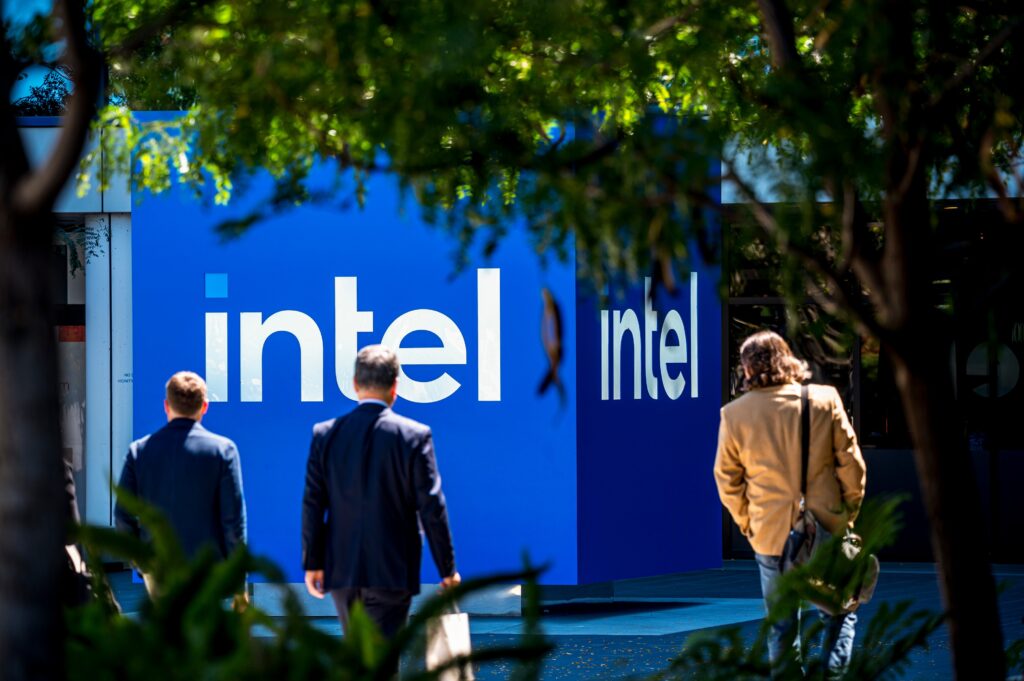 Intel cancela fábricas na Alemanha e Polônia e adia expansão nos EUA