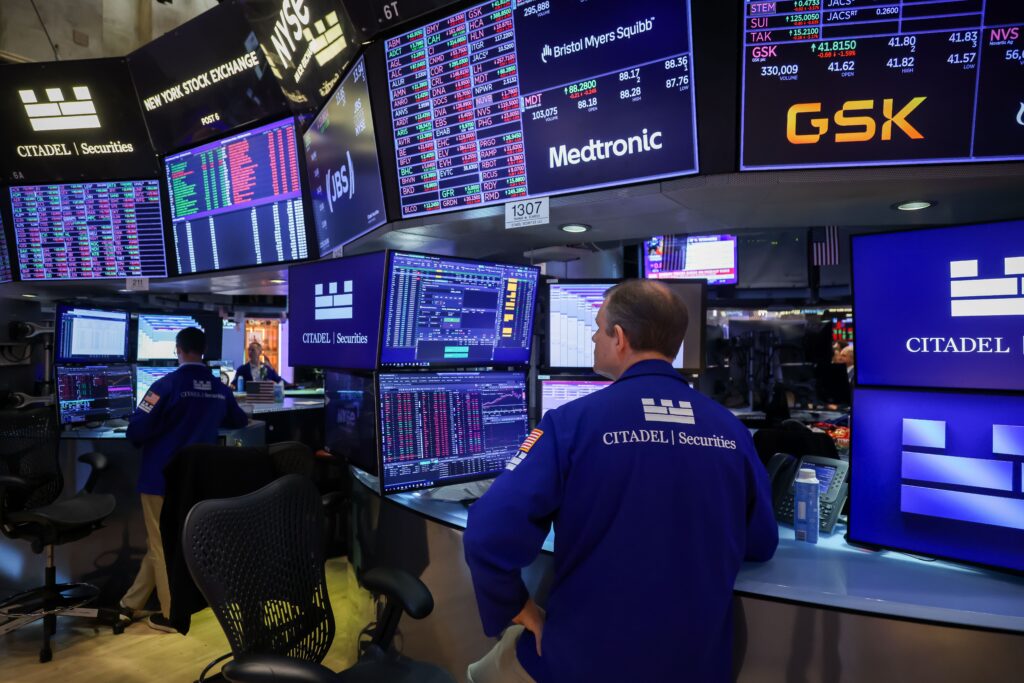 Dólar e Ibovespa passam a rondar a estabilidade com exterior e eleições de 2026 no radar