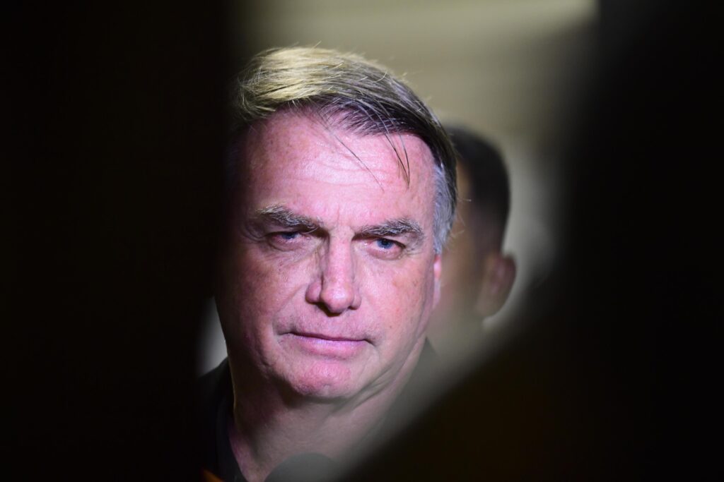 Réu por tentativa de golpe, Bolsonaro chora em sessão do Senado e pede orações