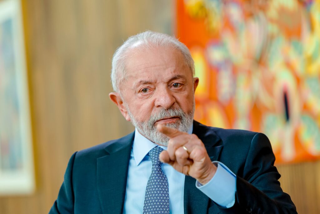 Dólar fecha em queda e Ibovespa fica estável com inflação americana, tarifas de Trump e popularidade do governo Lula no radar