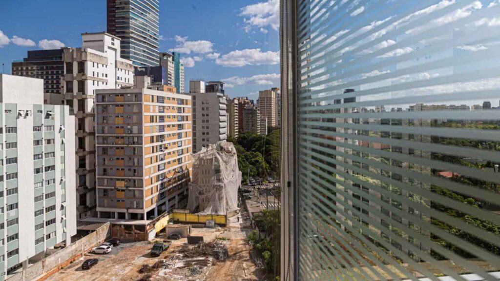 Novas obras recuam no país até junho, enquanto incorporadoras lançam 49% mais