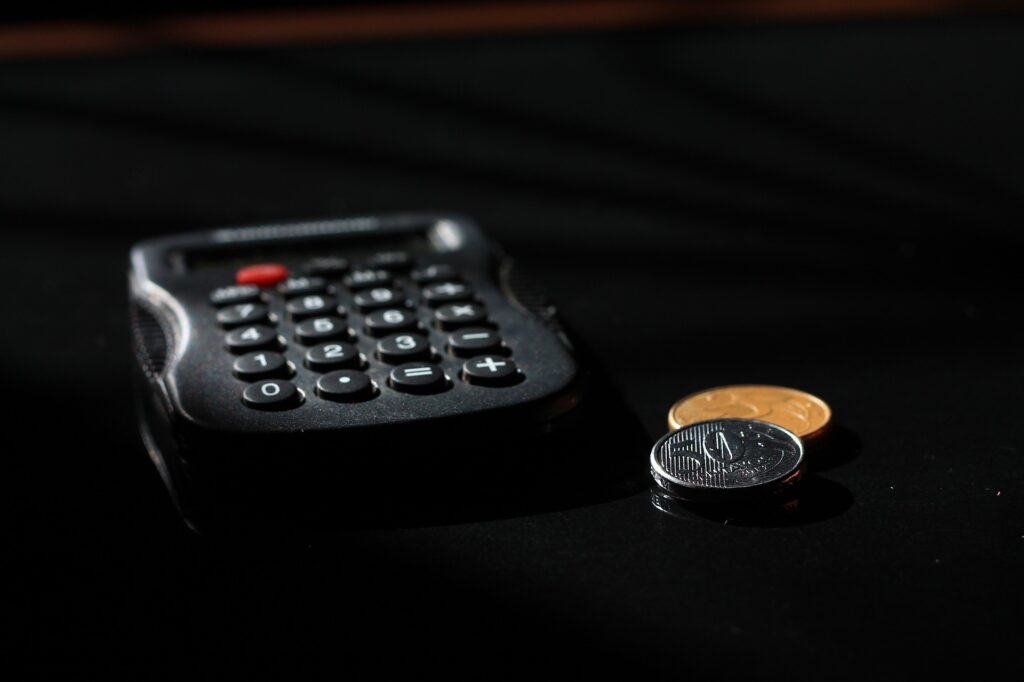 Juros futuros fecham em queda firme com Treasuries e leilão do Tesouro no radar