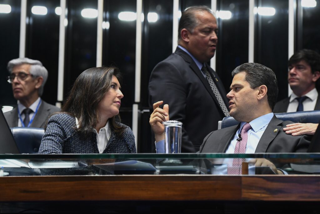 Senado aprova texto-base da PEC dos Precatórios em primeiro turno