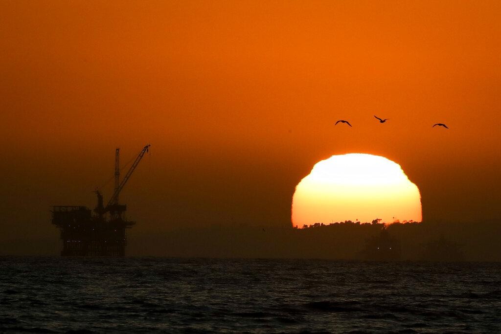 Petróleo sobe 3% com ameaça de sanções à Rússia