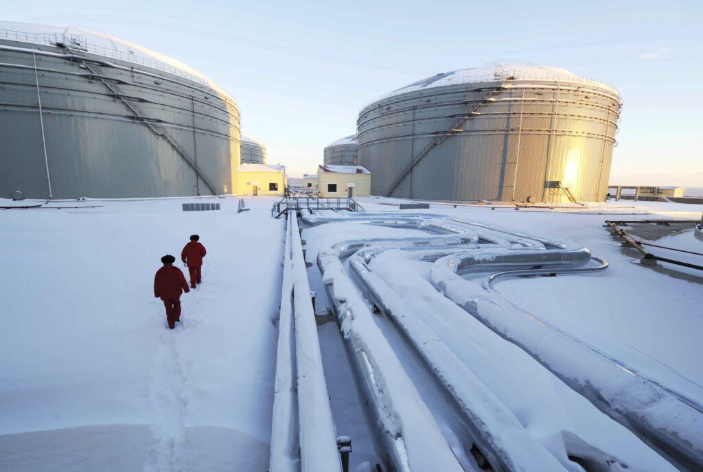 Petróleo cai com sanções americanas contra Rússia no radar