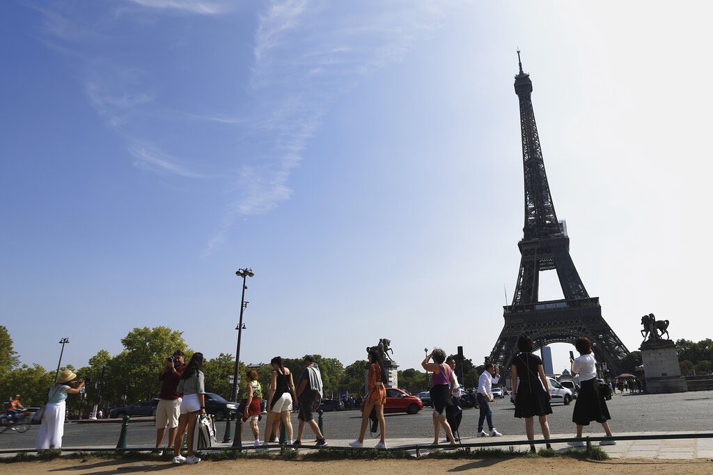 Entenda por que a França quer excluir dois feriados nacionais do calendário de 2026