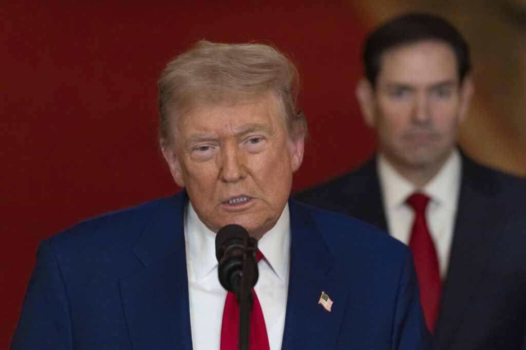 Ibovespa tem queda firme e dólar sobe em meio à cautela com guerra comercial de Trump