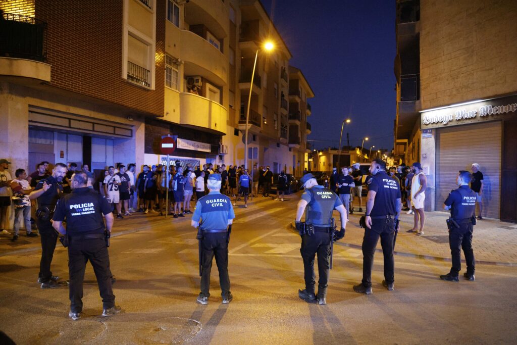 Polícia da Espanha prende oito após confronto entre grupos de extrema direita e imigrantes