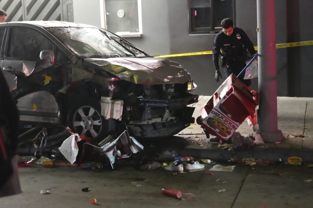 Carro atropela multidão em porta de casa noturna em Los Angeles; há 30 feridos e um baleado