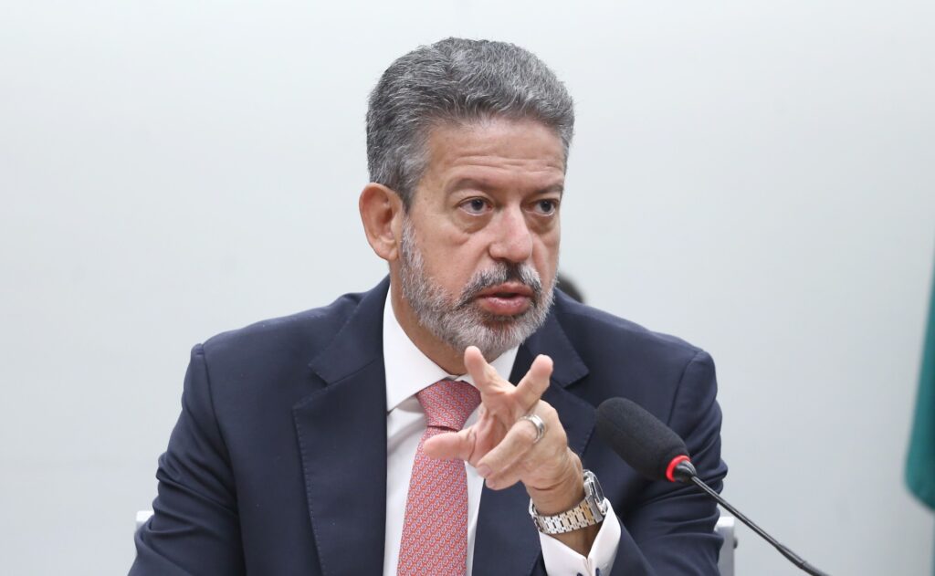 Votação da reforma do IR deve ficar para depois do recesso parlamentar, avalia Lira