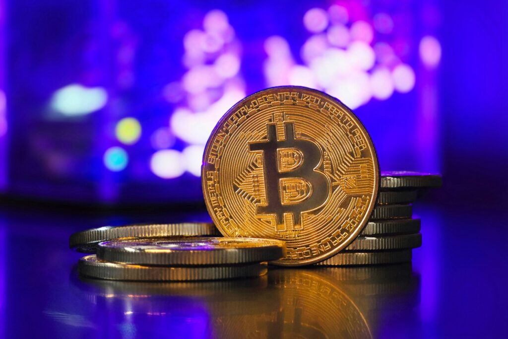 Bitcoin prossegue em sua disparada e chega a atingir os US$ 122 mil
