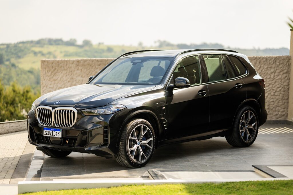 BMW apresenta o primeiro híbrido plug-in produzido no Brasil