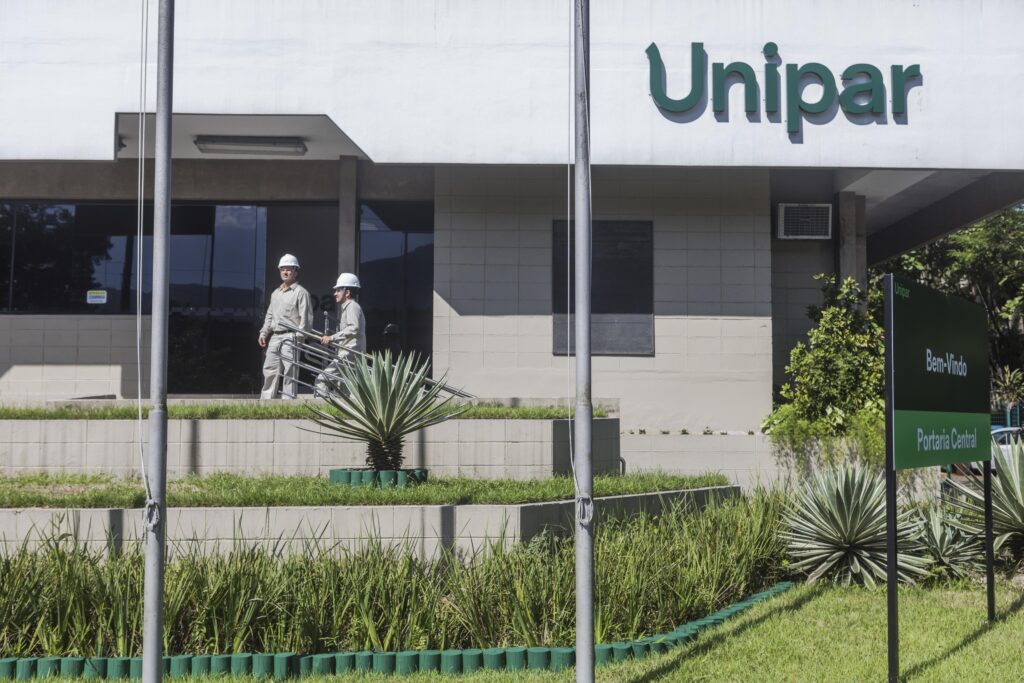 Unipar capta R$ 900 milhões com debêntures e alonga dívida