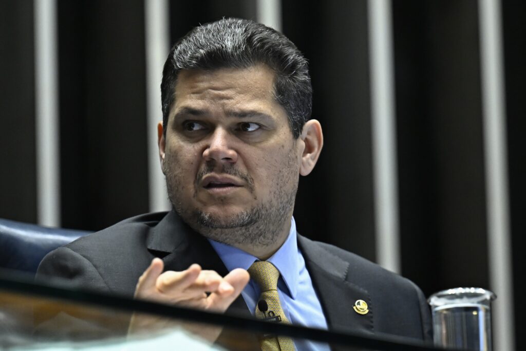 Alcolumbre vê decisão de Moraes sobre IOF mais favorável ao governo