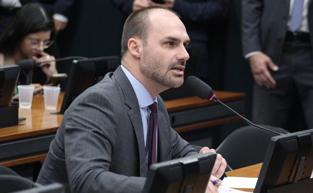 Eduardo nega ter havido pedido de asilo a Bolsonaro e fala em vingança contra STF