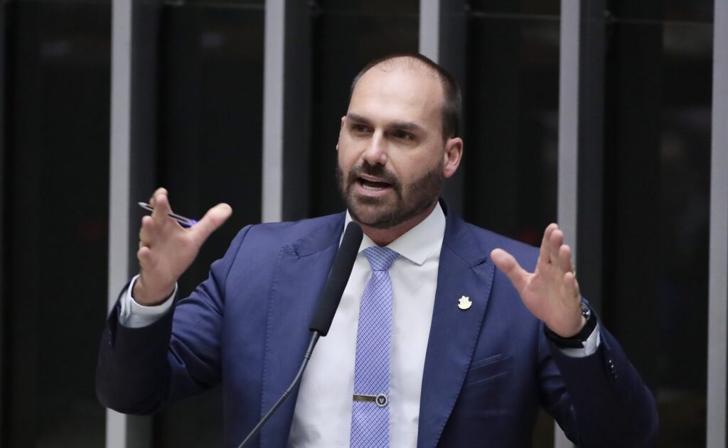Lindberg Farias reforça pedido de bloqueio do salário de Eduardo Bolsonaro na Câmara