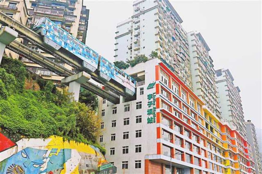 Na China, estação de metrô dentro de prédio residencial de 19 andares vira ponto turístico