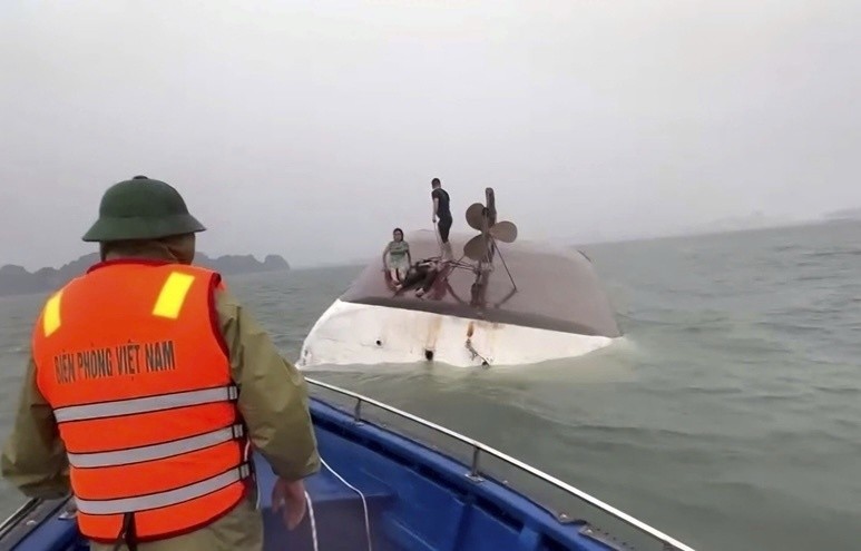 Tempestade vira barco de turistas no Vietnã, e ao menos 27 morrem