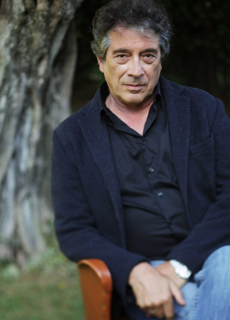 Um dos mais premiados escritores italianos retorna com um romance de formação irônico e afetuoso