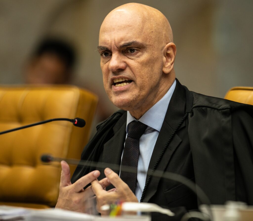 Alexandre de Moraes repreende advogado durante depoimento de Mauro Cid: ‘eu falo, o senhor fica quieto’