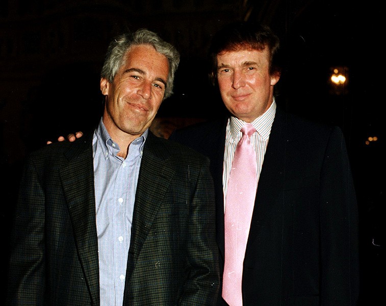 Trump deu a Epstein bilhete com desenho de mulher nua e mensagem de feliz aniversário, diz jornal