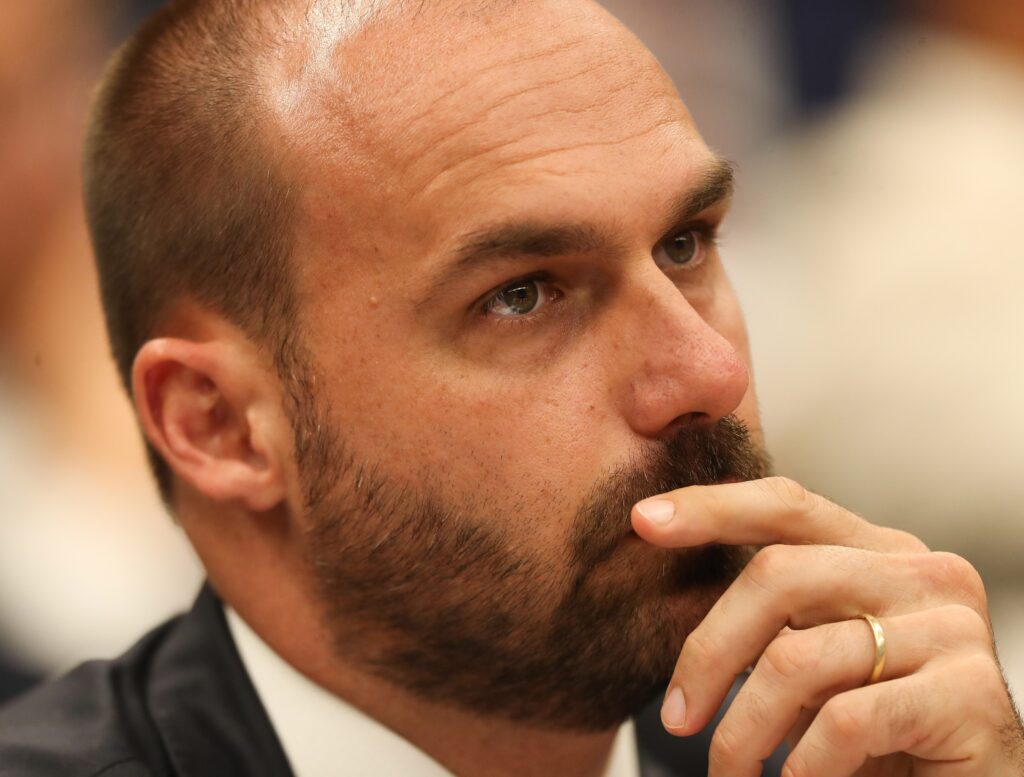 Eduardo Bolsonaro é proibido de falar com o pai e diz que Moraes ‘dobrou a aposta’