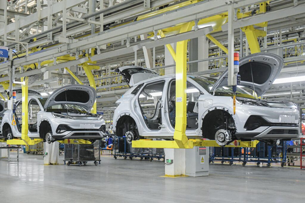 Indicadores de atividade da China divergem em junho, com vendas no varejo em queda e produção industrial em alta